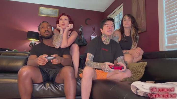 Smell our gym stench 4k ~ Ft MiaHope & Amethyst Mars - strong sweat smell - smel