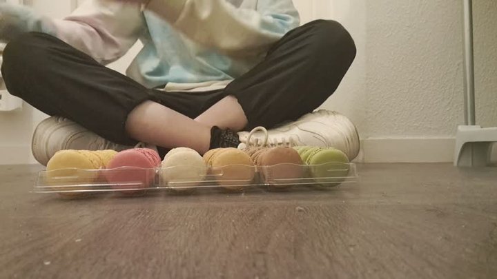 Crushing macarons in Bershka Hello Kitty sneakers