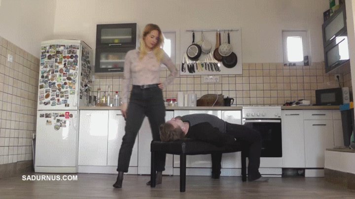 Miss Amy Douxxx makes herself happy on the slave's face B mp4