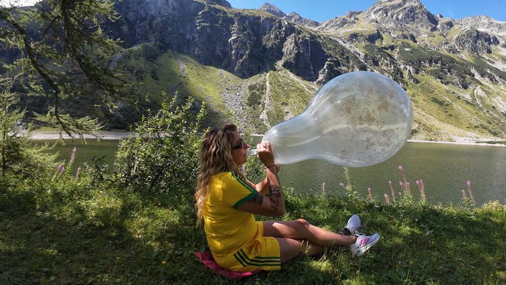 Evil-Lyn blows 2 pop a Qualatex Q18 Stuffer-Balloon in the Alps
