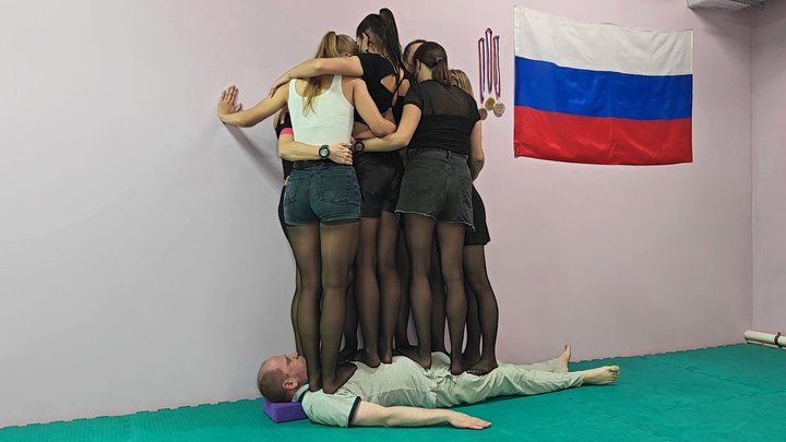 Multitrampling contest #83 (Full): 7 girls pantyhose trampling – men desperately