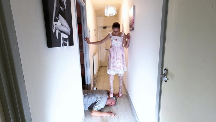 Costume Cosplay Danielle Hand Finger & Head Trample Walk (4K)