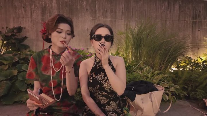 Smoking at a crowded tourist attraction while being watched by everyone around u
