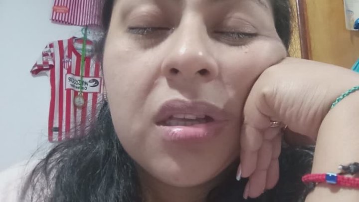 Bostezos grandes y ojos cansados.