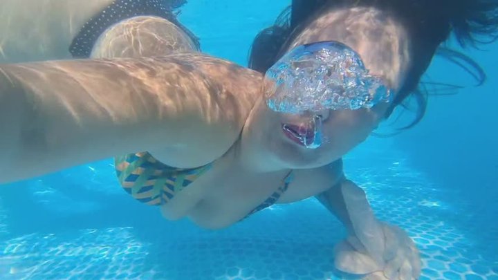 Underwater Deepthroat – I Want You to Cum in My Mouth