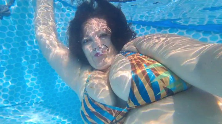Underwater Bikini Seduction – Talking, Bubbles & Boob Tease