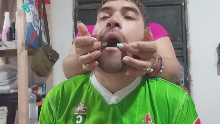 Jugando con su cara y su nariz como Ami me gusta.