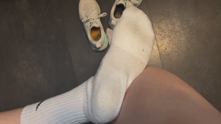 Sweaty wet warm stinky Gymfeet and sexy ass in leggins right after workout Versc