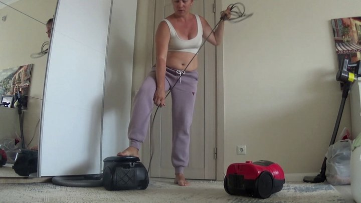 Pulling out and winding the vacuum cleaner cord 4 a