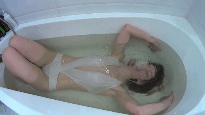 M HOLD BREATH IN HOT BATHTUB AND SEXY BUBLES UNDERWATER 5U