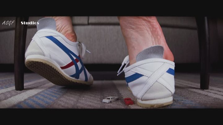 GIGANTIC ASIAN SHOEPLAY! Pt 2! Sneaker tease! - MP4