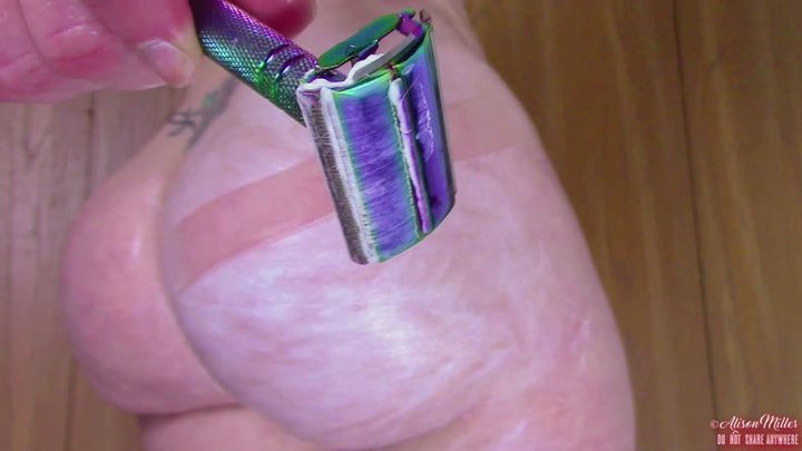 Using A Safety Razor On 12 Weeks Of Thigh Hair and 16 Weeks Of Booty + Calf Hair
