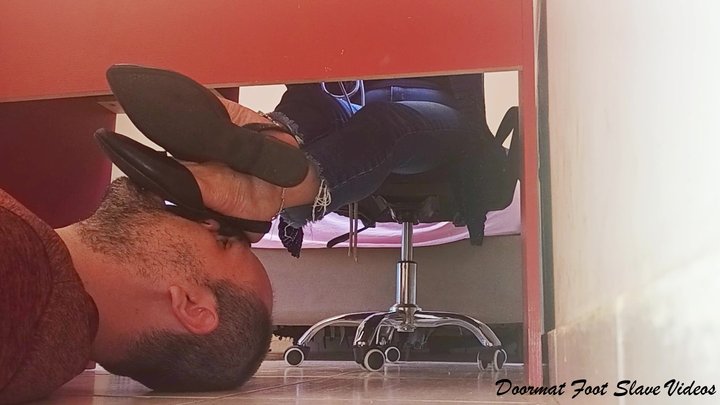 Footstool for sweaty office black shoes