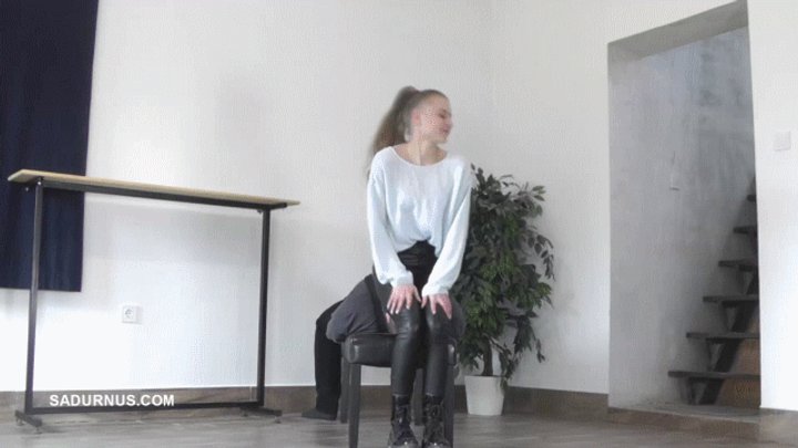 Bonnie Dolce has fun on the slave's face B wmv