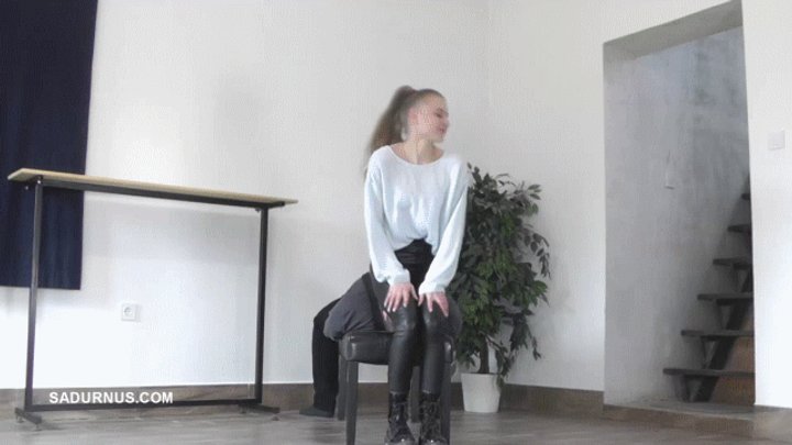 Bonnie Dolce has fun on the slave's face A wmv