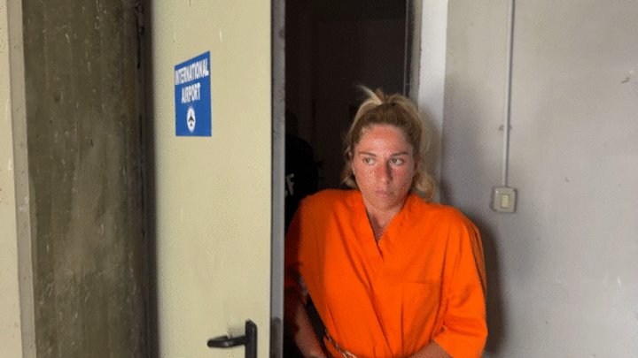 The inmate Syria and the curious girl