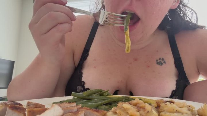 Sugargirlx2's Hearty Lunch - Mouth & Chewing Fetish