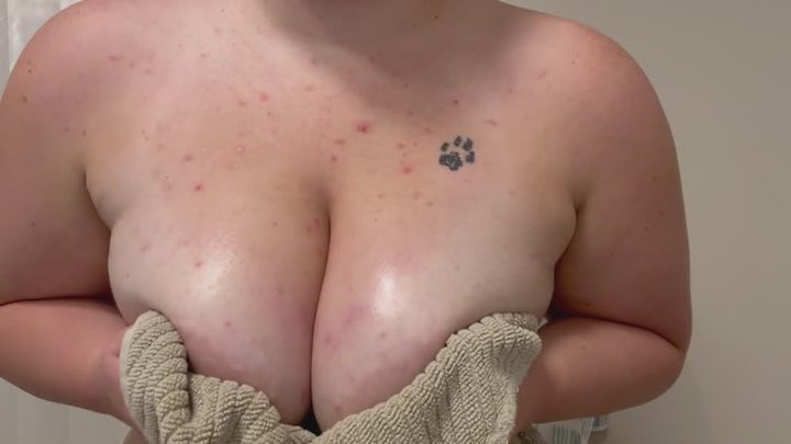 Sugargirlx2 Dripping Wet & Oiled Up After Shower