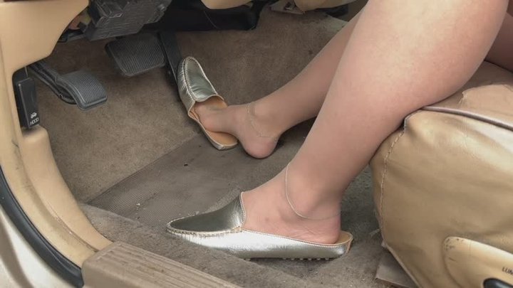 Mimi Persistently Cranks the Mercury in Nylons & Driving Mules