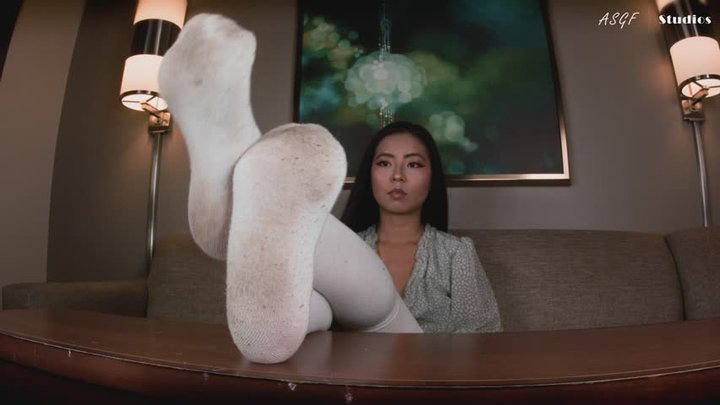 Jen dirty sneaker and sock soles! Super worn smelly socks! - MOV