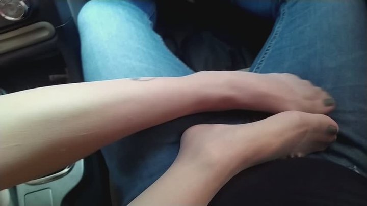 Sienna in Pantyhose Drive & Footjob to the Cameraman