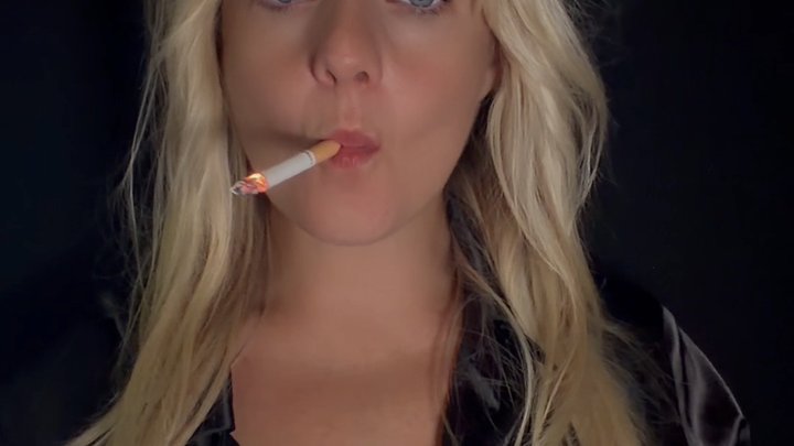 Close-Up Marlboro Talk & Smoke – Aurelia stripped back. Natural Face, Deep Drags