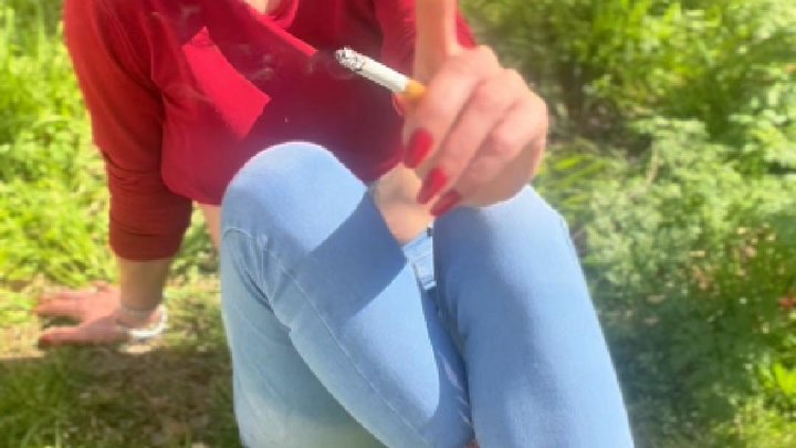 Redheaded Beauty in Tight Jeans Smokes Outdoors Then Desperately Pees Herself – 