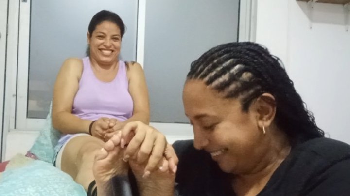 Tickles on the soles of Ceci's feet: new video!