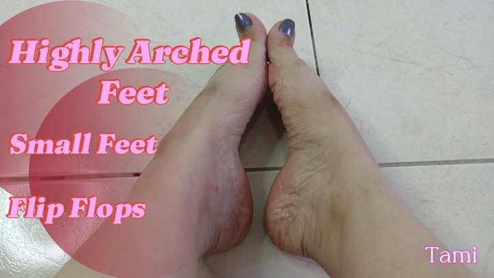 Pronounced arches on small feet wearing flip-flops (4)
