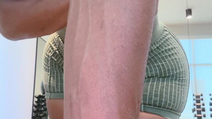Veiny Gym Goddess Flexes & Shows Off Her Vascular Muscles