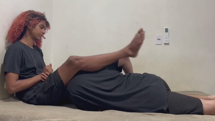 LEG CHOKE AND CUM SHOT DOM ORAL SEX