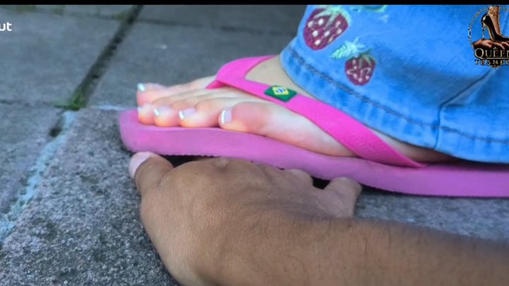 Girl crushing My hand With old flip flops