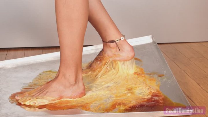 Big Feet Barefoot Stuck - 4K MP4