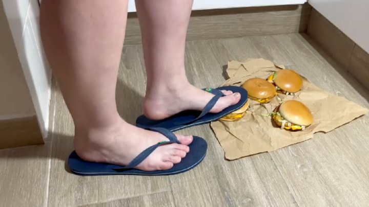 HOUSEWIFE BURGER RUBBING & CRUSH! Doing Kitchen Tasks While Squishing Burgers in