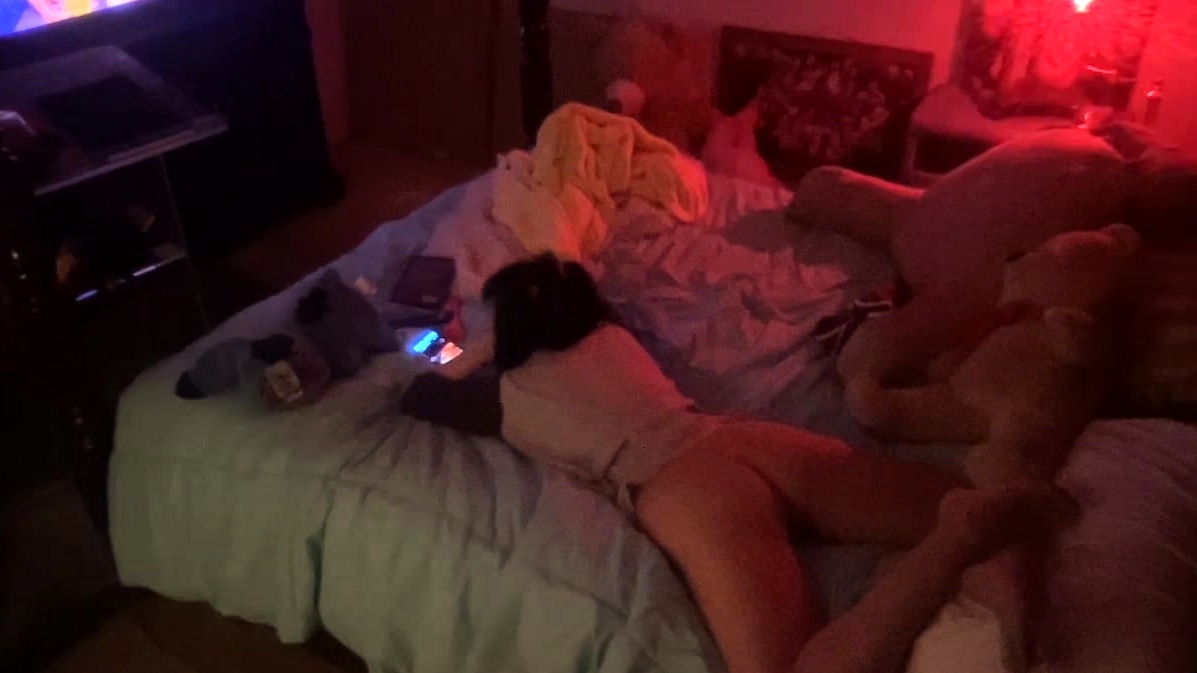 Cute amateur webcam teen girl toying pussy on webcam