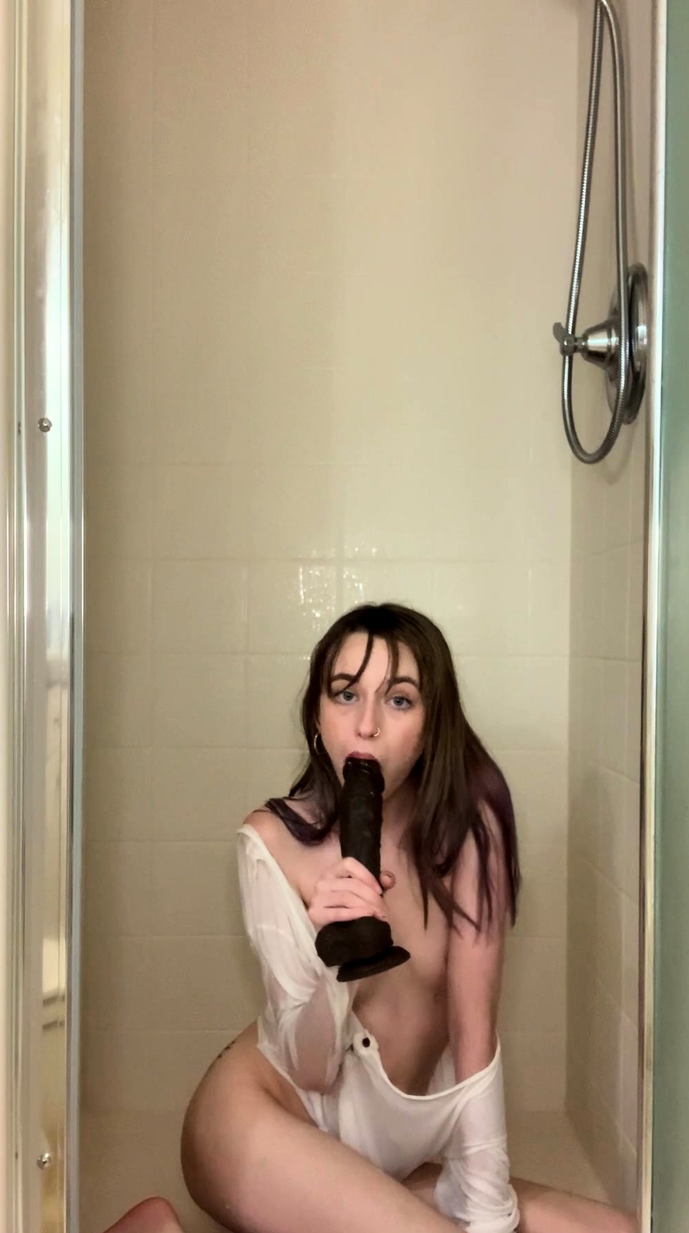Bubble butt amateur goes solo with a toy in the powder room
