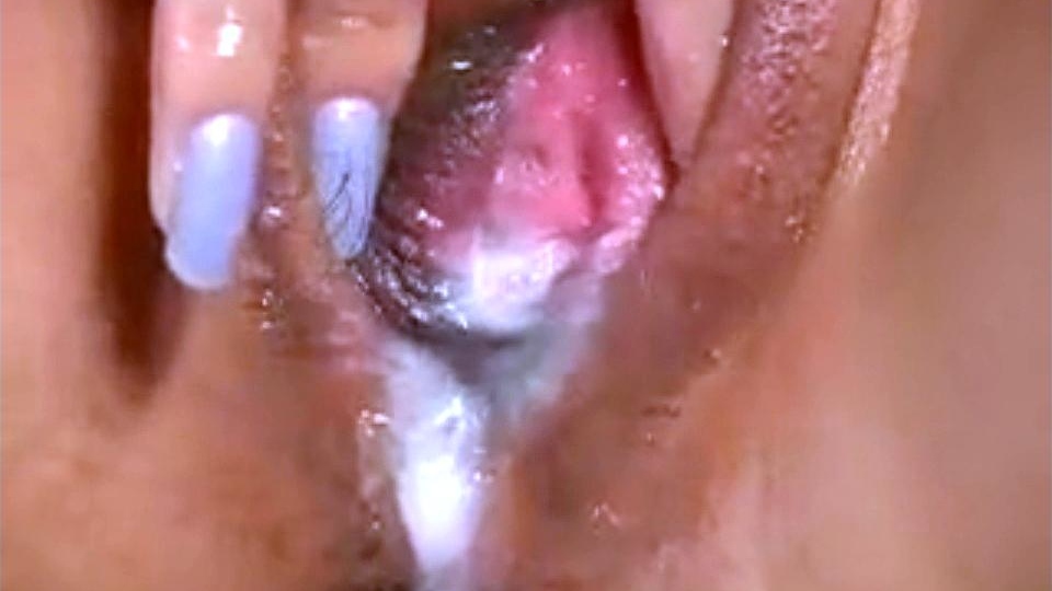 Thai amateur Kanya rubs her soaking cunt