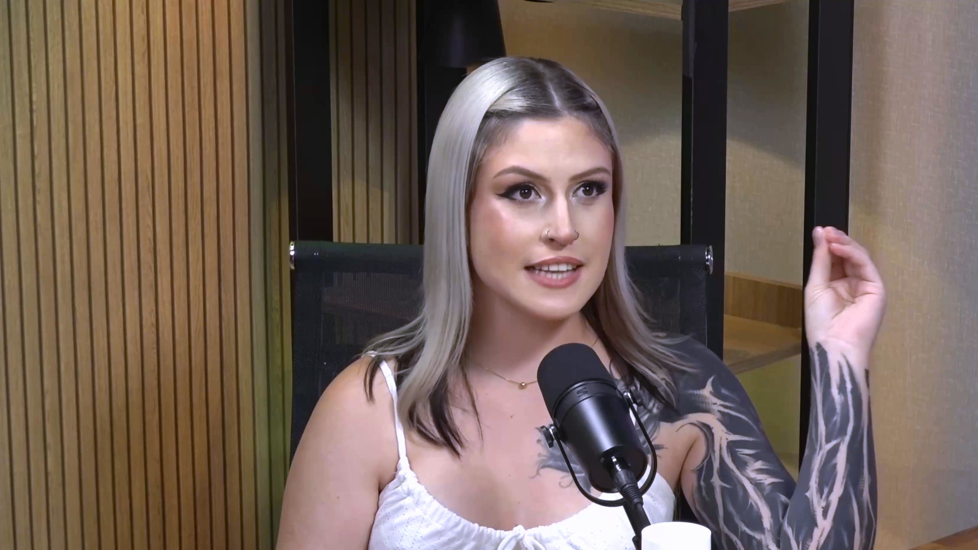 Big-pussy blonde opens up and reveals sexual goals on