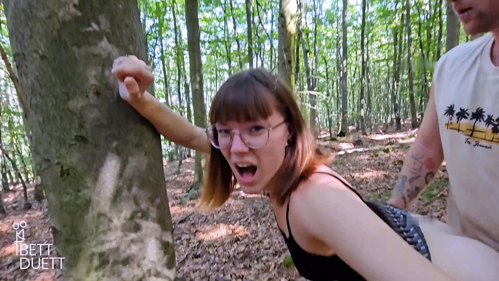 BettDuett - Freundin gepoppt beim Pilze sammeln