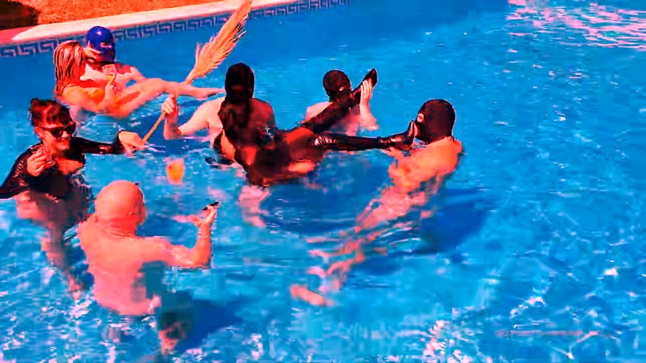 HAPPENINGNOW RELAXING BY THE POOL. ABSOLUTE MATRIARCHY