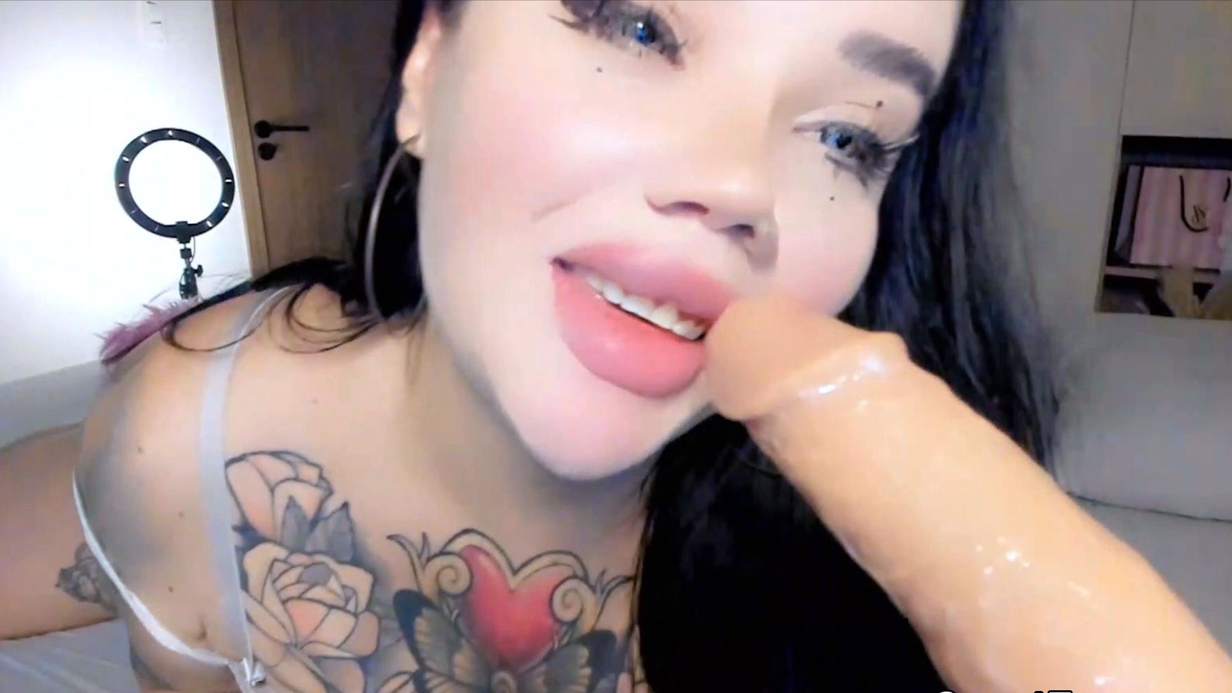 Sexy Chick Fucks Her Pussy Deep