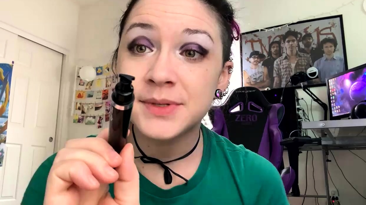 Fetish brunette bitch sucks on cock