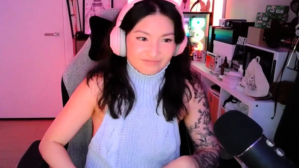 Tattoed Amateur Webcam Girl Hot Dildo Action Masturbation