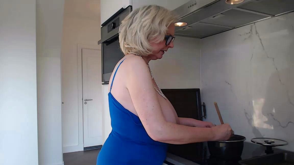 Beautiful mature blond sexbomb with glasses masturbates
