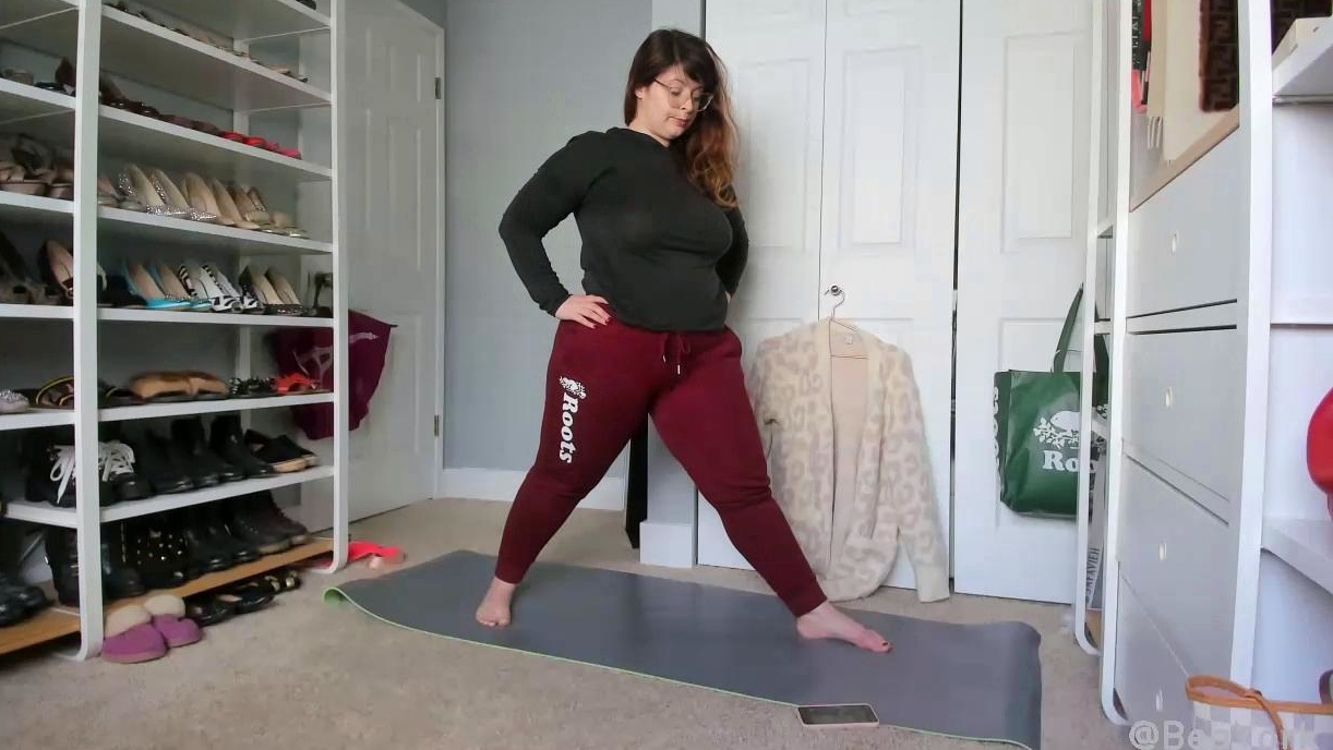 Glamourous redhead toys ass solo