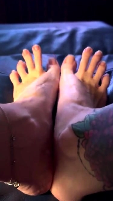 Amateur Foot Fetish Girlfriend Sucks and gives a Footjob