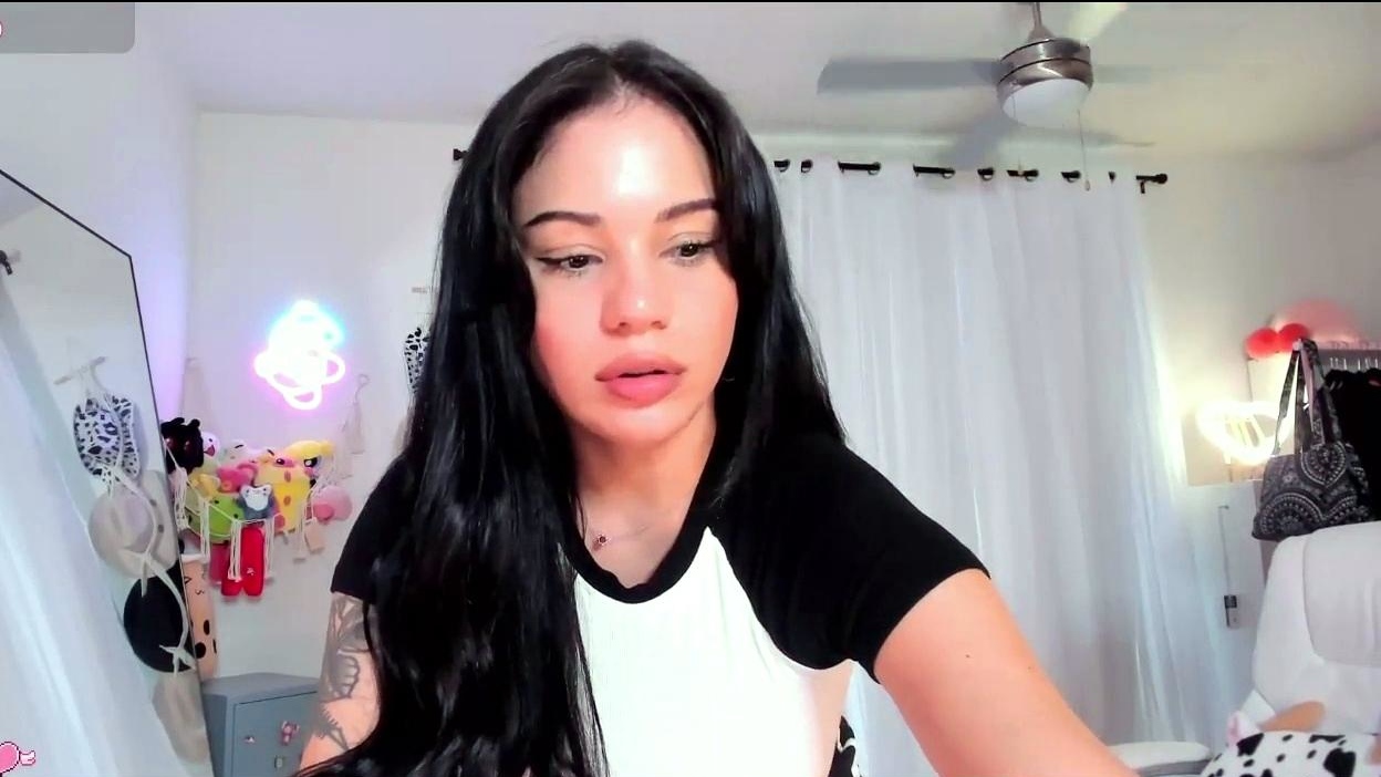 Webcam brunette solo masturbation