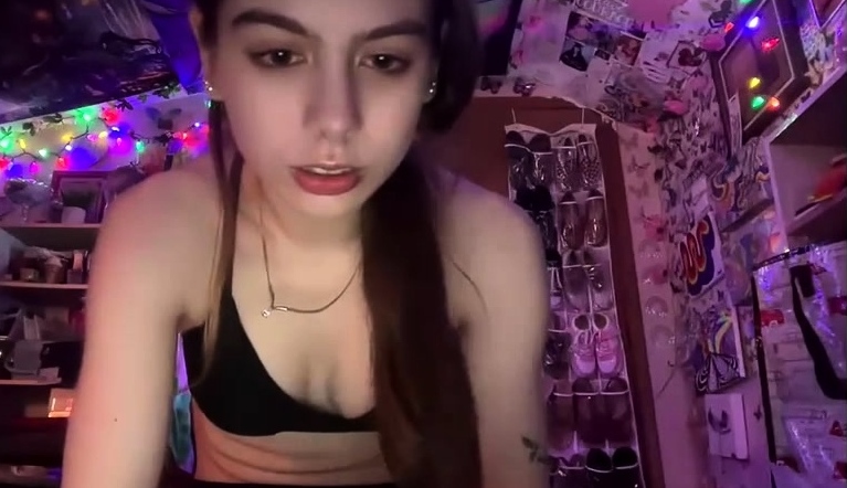 Brunette Couch Webcam Solo Fun Masturbating