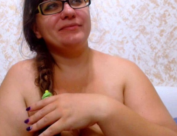 Big boob brunette masturbates on webcam
