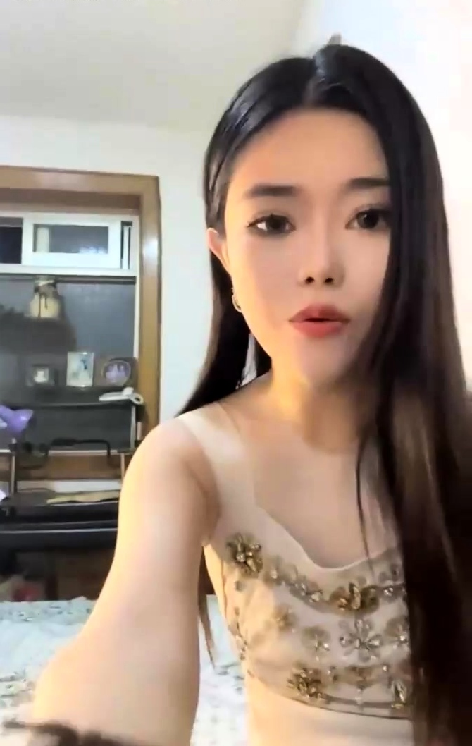 Amateur wild chick solo masturbation